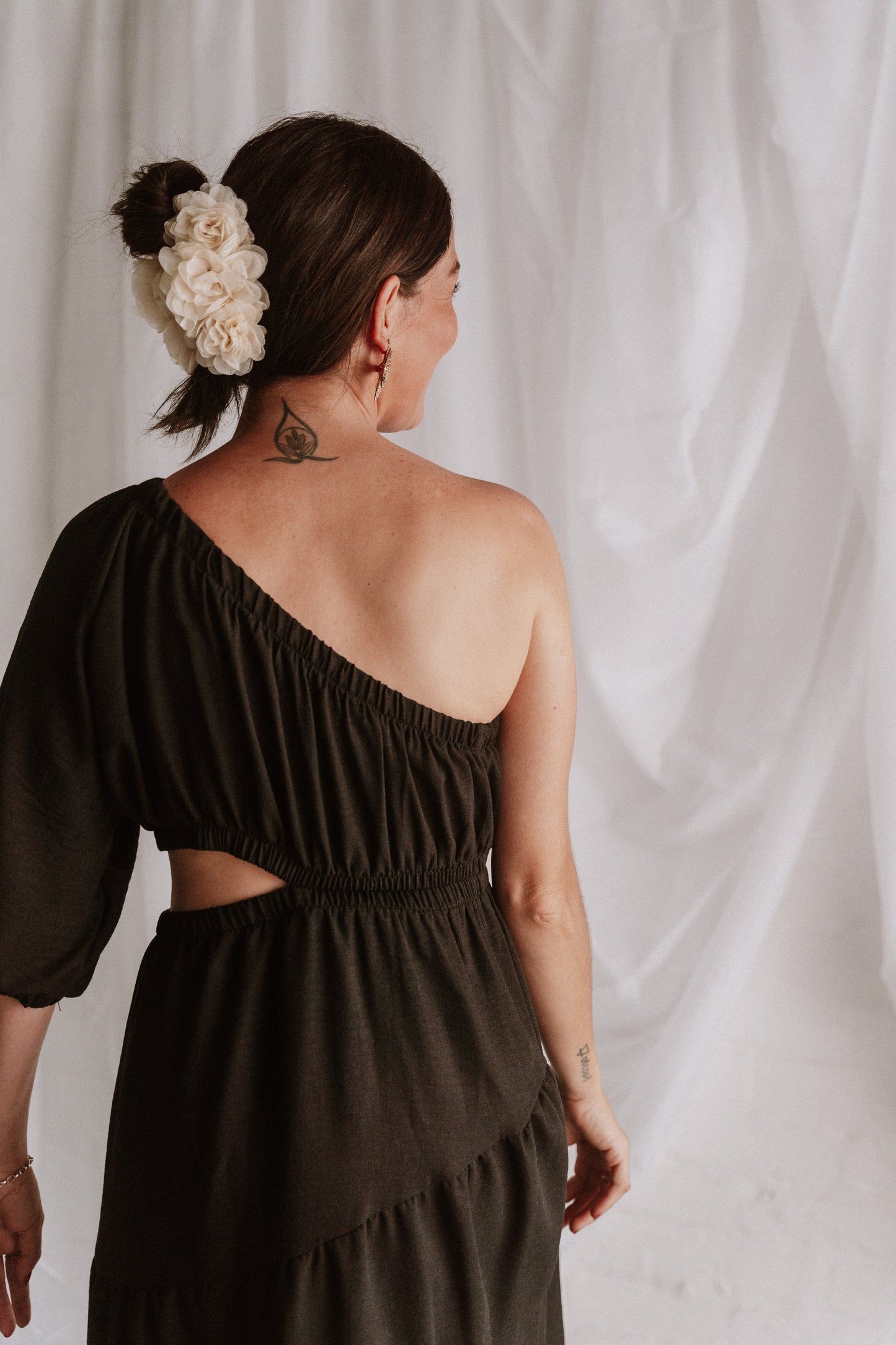 COMES IN WAVES - BLACK